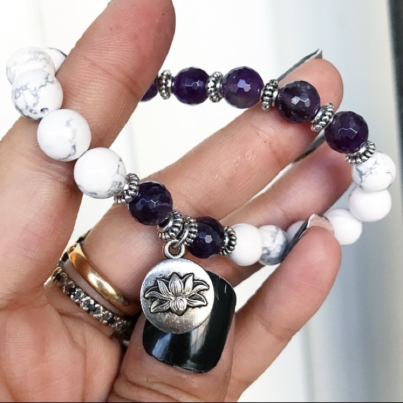 Dark purple amethyst & howlite lotus flower charm - Picture 4 of 9